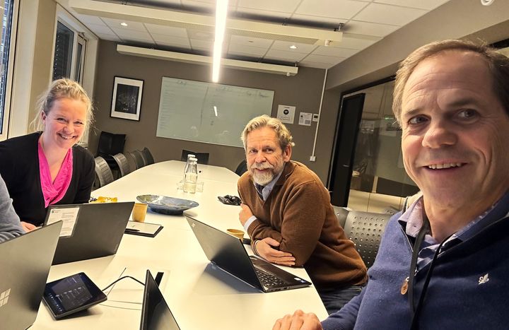 Sofie Ivara Nicolaissen fra Standard Norge, Knut Mathisen fra GS1 Norway og Lars Chr. Fredenlund i Cobuilder er klare for å diskutere digitale produktpass på Arendalsuka.