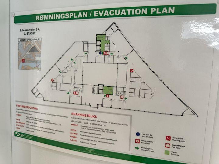 Eksempel på rømningsveitegning med branntekniske symboler