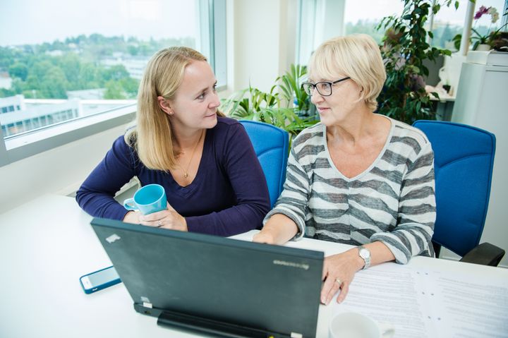 To kvinner ved laptop i på arbeidsplassen