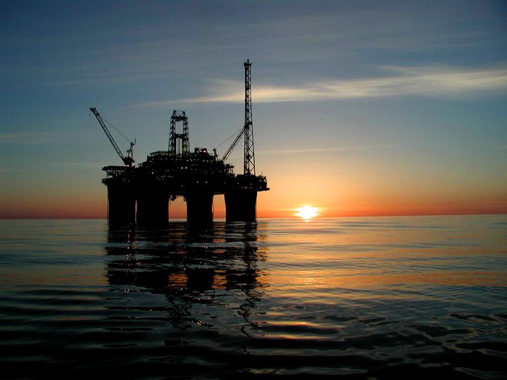 Oljeplattform i solnedgang