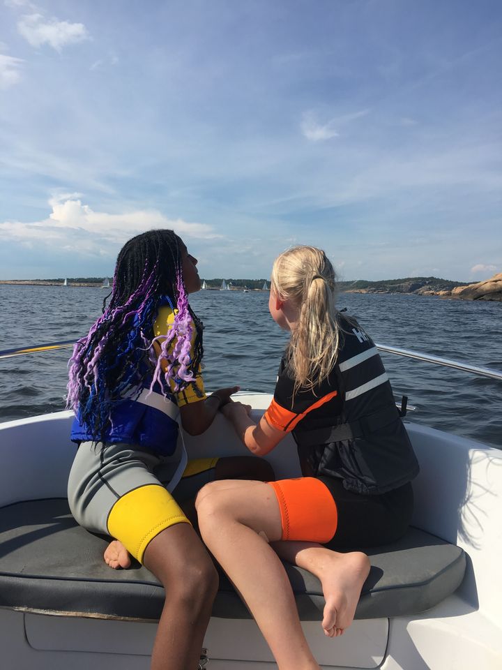 To jenter i en båt med flytevester