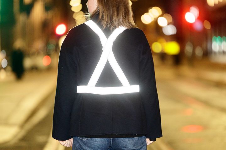 Dame med refleksvest i byen