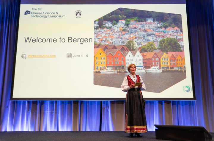 Ida Berg Hauge ønsket over 200 forskere fra hele verden velkommen til ostesymposium.