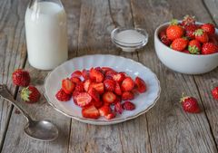 Opplysningskontoret for melk og meieriprodukter har spurt hva nordmenn liker til jordbær.