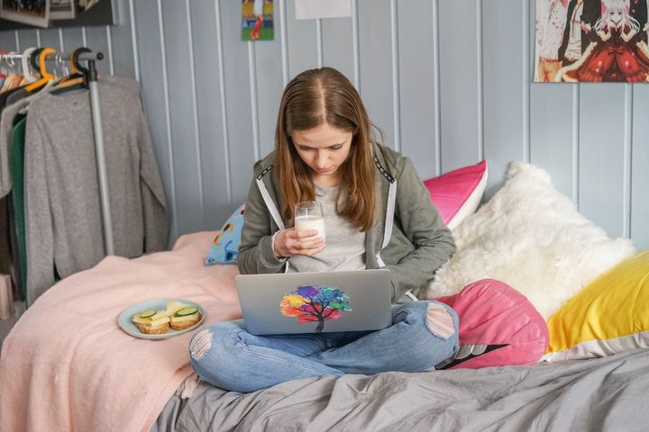Mange unge jenter dropper både frokost og melk. Det kan gi for lavt inntak av kalsium og vitamin D – næringsstoffene som bygger et sterkt skjelett.