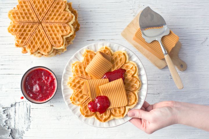 Grove vafler med brunost og syltetøy