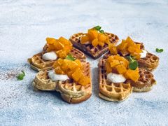 Vafler med appelsinbiter og rømme