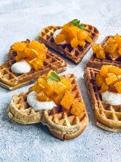Vaffelhjerter med appelsinbiter og rømme