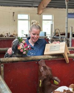 Silje Maria Kvaale By fra Toddum gård i Namsos er kåret til Årets kvinnelige melkebonde 2026. Her sammen med kalvene på gården.