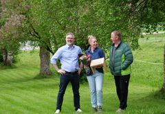 Silje Maria Kvaale By fra Toddum gård i Namsos er kåret til Årets kvinnelige melkebonde 2026. Her med sin far, Karl Egil Kvaale og sin mann, Einar By.