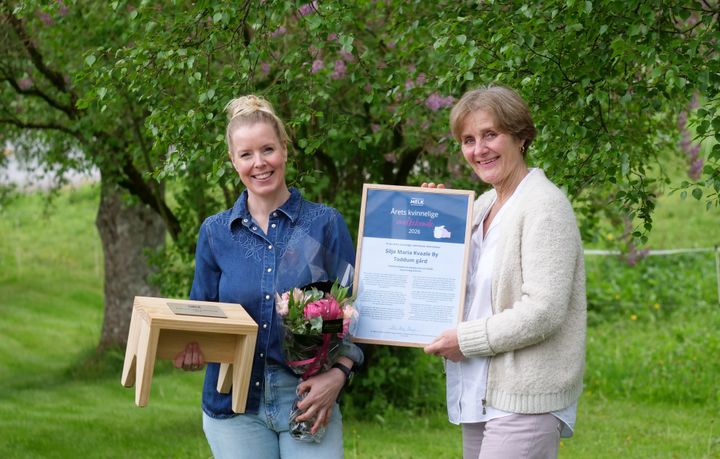 Juryleder og direktør i MELK, Ida Berg Hauge, overrakte prisen som Årets kvinnelige melkebonde 2026 til Silje Maria Kvaale By på Toddum gård i Namsos.