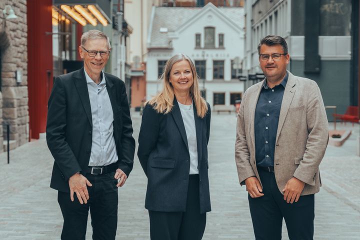 Fornøyde etter en vellykket flytting av Eika Bankenes kredittkort til Kredittbankens løsninger.fv. Roar Løhre Nielsen, Grethe Rønningen og Terje Gromholt.