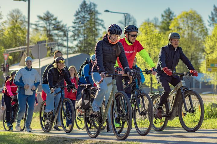 Aktive ansatte i Norwegian sykler og jogger til jobb på åpningsdagen, ledet av Samferdselsminister Jon-Ivar Nygård og CFO i Norwegian Hans-Jørgen Wibstad