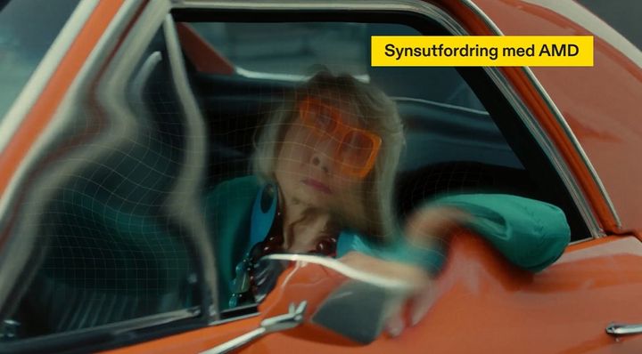 Et skjermbilde av en film av en kvinne som kjører i en oransjebil. Linjene i bildet bølger og buer seg og kvinnen ser fordreid ut i ansiktet.
