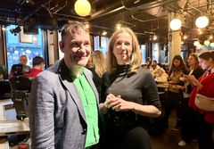 Nærbilde av Per Inge Bjerknes og Astrid Aas-Hansen. De smiler