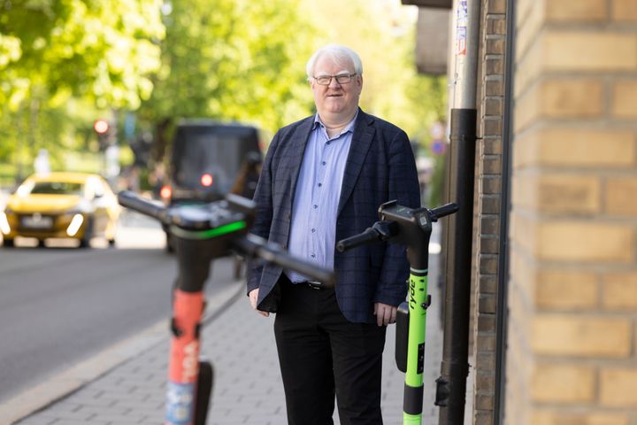 Terje Andre Olsen i gata, to sparkesykler foran ham