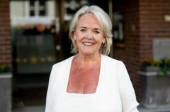 Inga Britt Haugen i hvitt, smilende