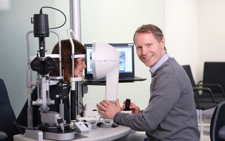 Øyelege Tor Utheim undersøker pasient ved spaltelampen