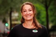 Optiker Trine Johnsen. Har på svart genser med Specsavsers-merke