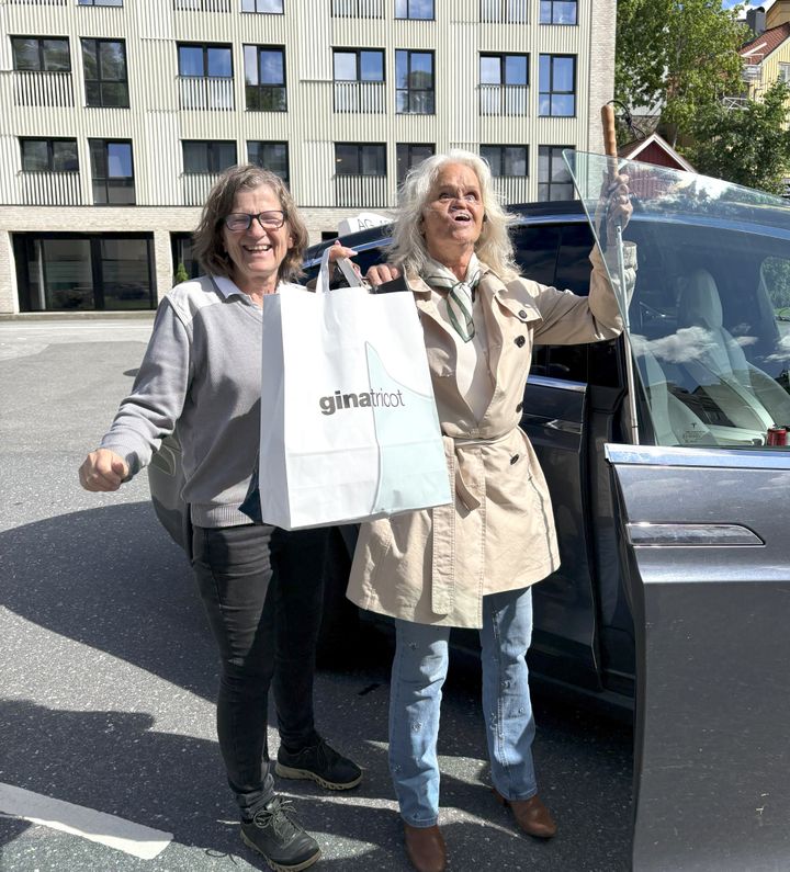 Rita%20Vindholmen%20ved%20drosje%20sammen%20med%20drosjesj%E5f%F8ren%2C%20Hun%20holder%20hendene%20over%20hodet%20og%20en%20handlepose