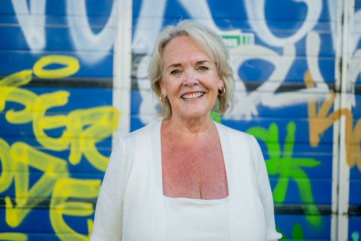 Inga Britt Kjellevold Haugen foran en fargerik vegg