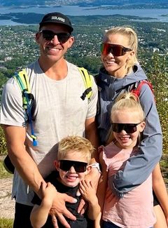 Mor, far og to barn på tur. Alle med solbriller