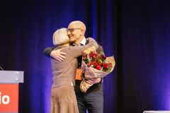 Steffen Handal er ny leder i Unio fra årsskiftet og fikk blomster av avtroppende leder Ragnhild Lied etter valget i dag.