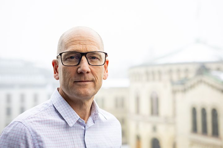 – Regjeringen sier rett ut at flere av utfordringene i kommunesektoren verken kan eller bør løses med penger og peker på bemanningsnormer, kompetansekrav og individuelle rettigheter som hindre. Det er en provokasjon all den tid kommunene utgjør «den grunnleggende byggesteinen i vår beredskap» ifølge Totalberedskapsmeldingen som nylig ble vedtatt av Stortinget, sier Unio-leder Steffen Handal.