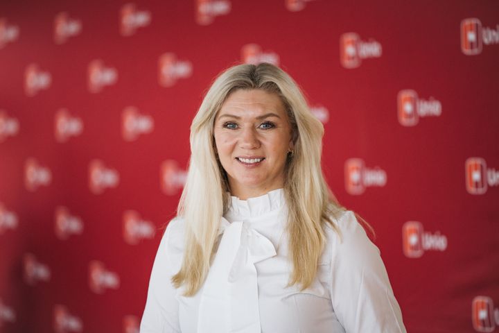 - Det haster med en langsiktig helseplan ! Unio-nestleder Cecilie Woll Johansen innleder om Unios krav til en langsiktig helseplan onsdag 13. august klokken 17.15 i Unio-teltet i Pollen i Arendal.