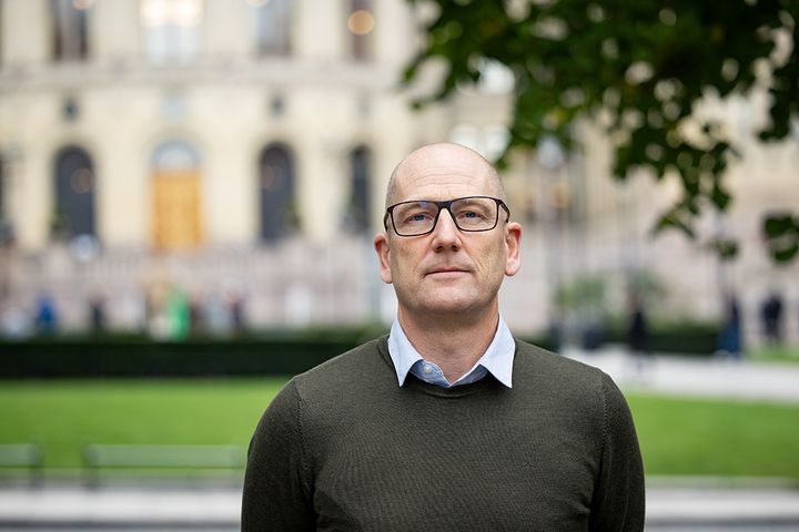 LO og NHO forsvarer dagens praktisering av frontfagsmodellen med urokkelig lojalitet. Så lenge de ikke er villige til å erkjenne at kvinnedominerte yrker må løftes, vil lønnsgapet mellom kvinner og menn bestå, mener Unio-lederen.