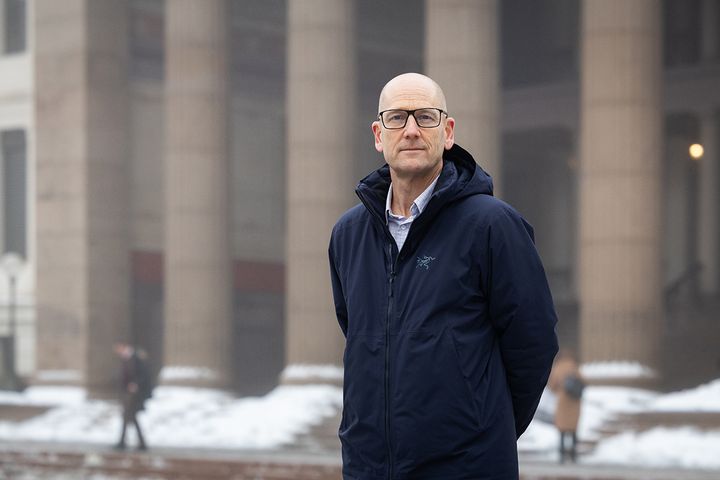 Gjennomsnittet for arbeidstakernes andel av verdiskapingen er 75 prosent de siste fem årene.  – Det er en oppskrift på ulikhet Norge ikke er tjent med som nasjon, sier Unio-leder Steffen Handal. Når de ansattes andel av verdiskapingen går ned, får eierne mer. I fjor satt eierne i industrien igjen med 30 milliarder kroner mer enn i 2021.