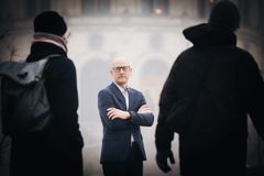 Gjennomsnittet for arbeidstakernes andel av verdiskapingen er 75 prosent de siste fem årene.  – Det er en oppskrift på ulikhet Norge ikke er tjent med som nasjon, sier Unio-leder Steffen Handal. Når de ansattes andel av verdiskapingen går ned, får eierne mer. I fjor satt eierne i industrien igjen med 30 milliarder kroner mer enn i 2021.