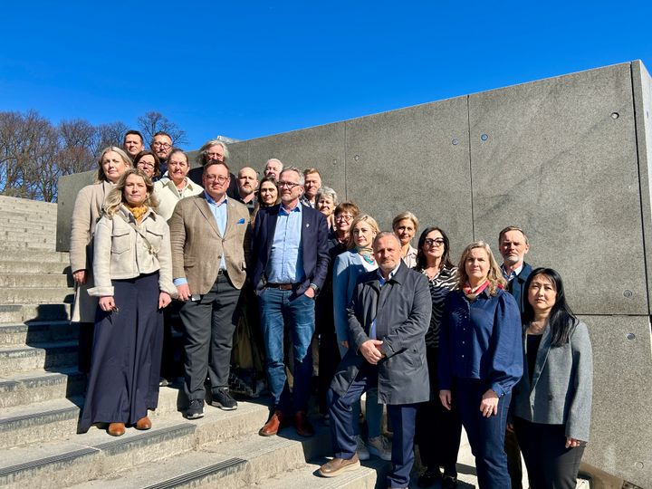 Lønnsoppgjøret i kommunene starter. Unio kommunes forhandlingsutvalg før kravene ble overlevert til arbeidsgiver KS i dag: Skal kommunene klare å opprettholde gode velferdstjenester for folk, må lærere i barnehager og skoler, sykepleiere, fysioterapeuter, ergoterapeuter, forskere og andre med universitets- og høgskoleutdanning prioriteres.