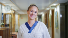 Yrker med høy grad av relasjonell eksponering, har høyere nivåer av sykepengemottak og flere mottakere av helserelaterte trygdeytelser enn andre yrkesgrupper. Sykepleier illustrasjonsfoto