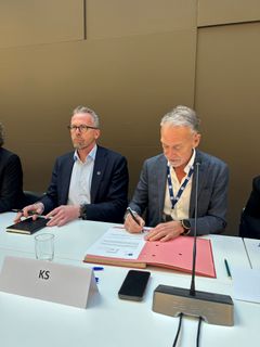 Unio kommunes forhandlingsleder Geir Røsvoll og KS' arbeidslivsdirektor Tor Arne Gangsø signerer protokollen om brudd i lønnsoppgjøret for kommunene- utenom Oslo
