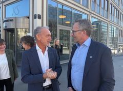 Tor Arne Gangsø i KS og forhandlingsleder Geir Røsvoll i Unio kommune før kravene overleveres i KS
