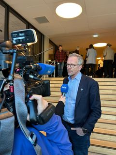 Unio kommunes forhandlingsleder Geir Røsvoll intervjues av NRK før overlevering av kravene til KS i april