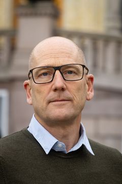 Regjeringens forslag om å fjerne kompetansekravene til helse- og omsorgstjenester i kommunene vil kunne bidra til et todelt helsevesen, sier Unio-leder Steffen Handal