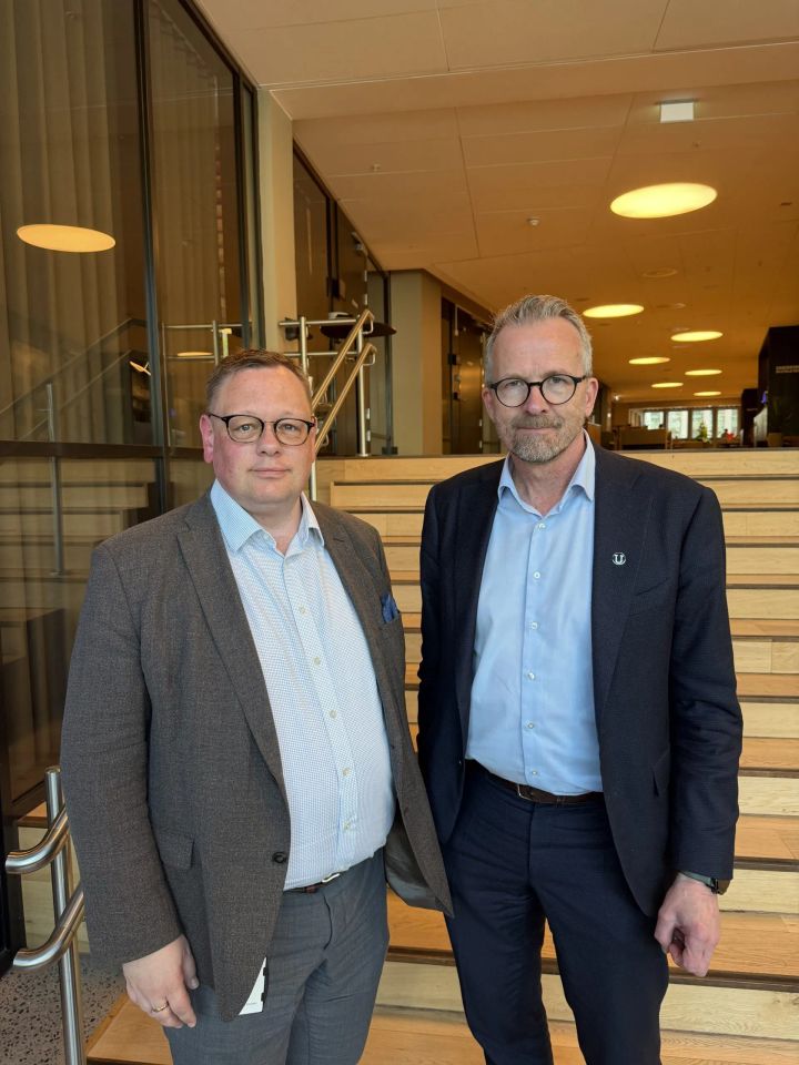 Konstaterer enighet i lønnsoppgjøret for kommuneansatte. Lederne for Unio kommune Kai Øyvind Brenden og Geir Røsvoll signerte for kort tid siden avtalen med KS om lønns- og arbeidsvilkår for ansatte i landets kommuner, utenom Oslo, som er eget tariffområde.