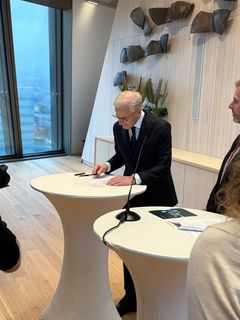 KI-FORTRINN: Partene i arbeidslivet signerte fredag 2. oktober en intensjonsavtale om KI. Den norske modellen kan bli Norges KI-fortrinn Norge, mener hovedorganisasjonen Unio. statsminister Jonas Gahr Støre signerer avtalen.