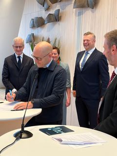 KI-FORTRINN: Den norske modellen kan bli Norges KI-fortrinn Norge, mener hovedorganisasjonen Unio og leder Steffen Handal (i midten).  Partene i arbeidslivet signerte fredag 2. oktober en intensjonsavtale om KI.
