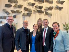 KI-FORTRINN: Den norske modellen kan bli Norges KI-fortrinn Norge, mener leder Steffen Handal og hovedorganisasjonen Unio. Her er noen av partene som signerte ny KI-avtale fredag morgen. FV. Leder Hans-Erik Skjæggerud i YS, Unio-leder Steffen Handal, leder  Lise Lyngsnes Randeberg i Akademikerne, strategi- og kommunikasjonsdirektør Tonje Sagstuen i Spekter, digitaliserings- og forvaltningsminister Torgeir Micaelsen og nestleder Henriette Jevnaker i LO.
