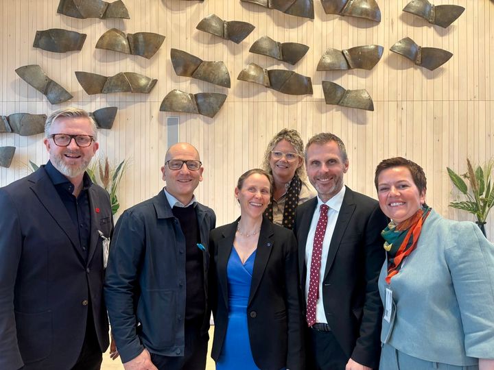 KI-FORTRINN: Den norske modellen kan bli Norges KI-fortrinn Norge, mener leder Steffen Handal og hovedorganisasjonen Unio. Her er noen av partene som signerte ny KI-avtale fredag morgen. FV. Leder Hans-Erik Skjæggerud i YS, Unio-leder Steffen Handal, leder  Lise Lyngsnes Randeberg i Akademikerne, strategi- og kommunikasjonsdirektør Tonje Sagstuen i Spekter, digitaliserings- og forvaltningsminister Torgeir Micaelsen og nestleder Henriette Jevnaker i LO.