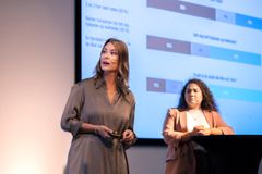 Carina Riborg Holter og Karina Storeng Ikhsani fra Rambøll Management Consulting presenterte rapporten fra kartleggingen av psykiske belastningsreaksjoner blant ansatte i kriminalomsorgen på en lederkonferanse hos Kriminalomsorgsdirektoratet (KDI).