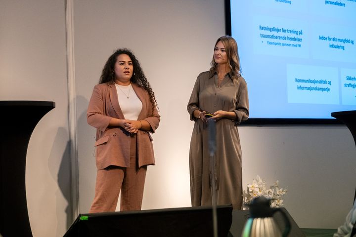 Karina Storeng Ikhsani  og Carina Riborg Holter fra Rambøll Management Consulting presenterte rapporten fra kartleggingen av psykiske belastningsreaksjoner blant ansatte i kriminalomsorgen på en lederkonferanse hos Kriminalomsorgsdirektoratet (KDI).