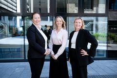 Ingrid Lombnæs (Fagleder for strategisk sikkerhet og regelverk), Camilla Amundsen (Adm.dir) og Else Gjerdeplass (Leder for sikkerhet)