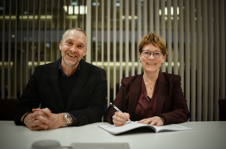 Søren Hilligsøe, Director International Customer Relations i Dalux og Ellen Langeggen, administrerende direktør i KLP Eiendom