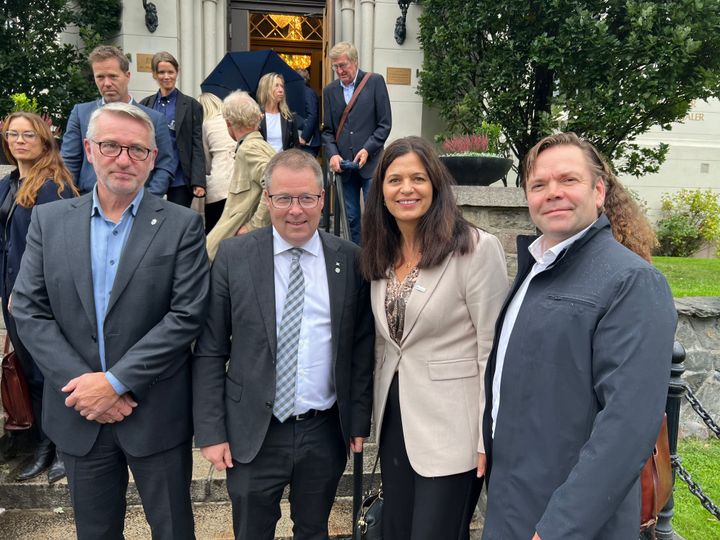 Nina Solli sammen med Forsvarsminister Bjørn Arild Gram, direktør for Forsvarsbygg Thorbjørn Thoresen og adm. direktør i EBA Audun Blegen. Foto: NHO Byggenæringen