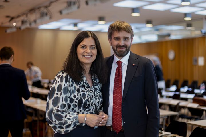 Helseminister Jan Christian Vestre dukket opp på NHO Byggenæringens Årskonferanse for å fortelle om Eldreboligalliansen. Her sammen med NHO Byggenæringens Adm. direktør Nina Solli.