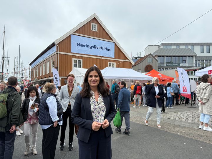 Adm. direktør i NHO Byggenæringen foran Næringslivets Hus der NHO og landsforeningene hadde sin base under Arendalsuka 2025